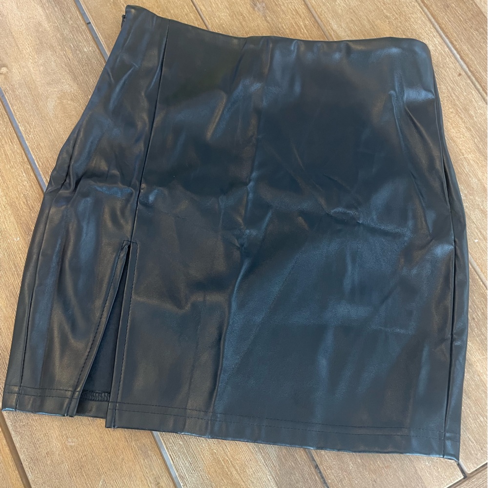 SHEIN Size 2 Solid Black Faux Leather Mini Skirt Womens High Waist Side Slit